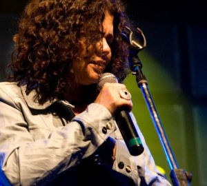 A canora Sandra Simões promete novidades no show