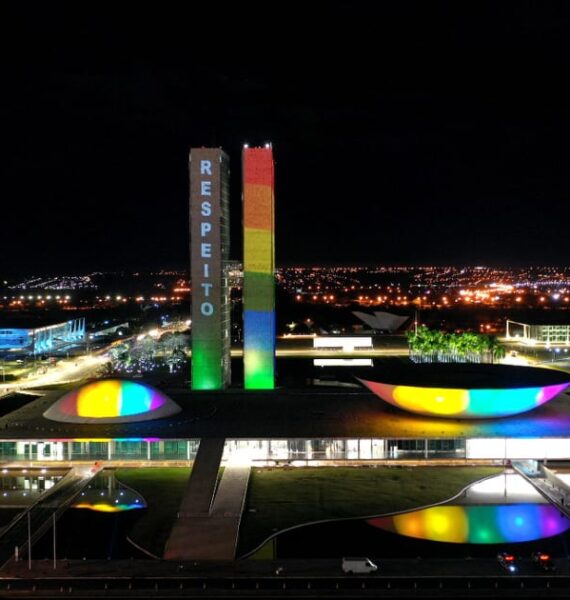 Congresso Nacional é iluminado as cores arco íris Dois Terços