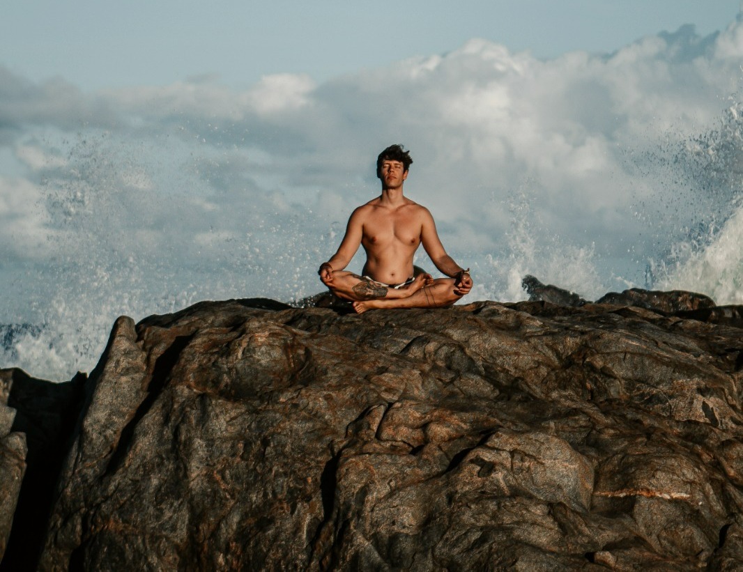 Blue Praia Bar promove experiência de Yoga Flow e Breathwork neste